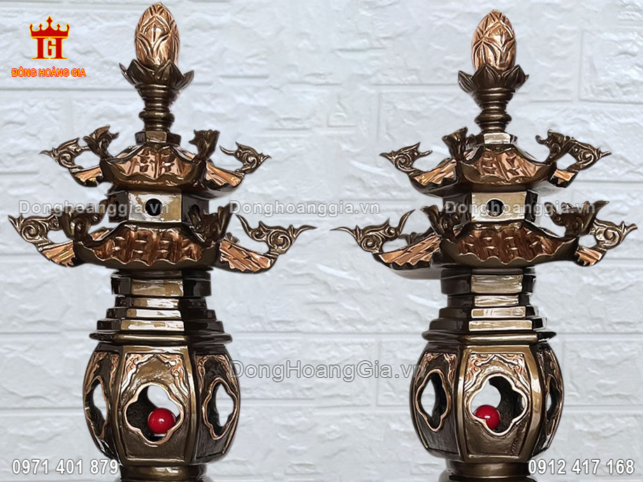 Từng đường nét trên tháp đèn được làm vô cùng tinh xảo